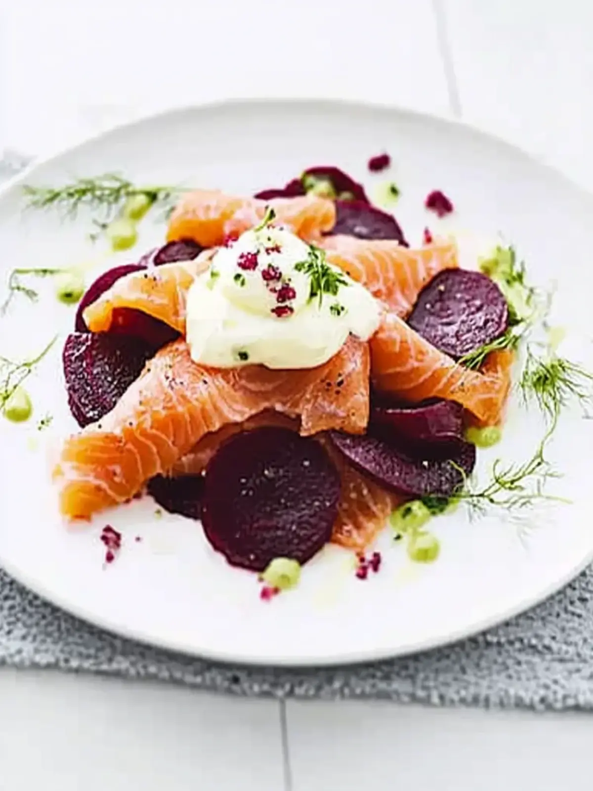 Smoked salmon with beetroot & vodka crÃ¨me fraÃ®che